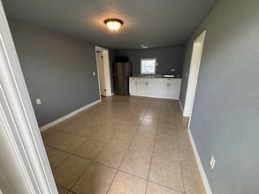 Building Photo - 1064 N Tamiami Trl