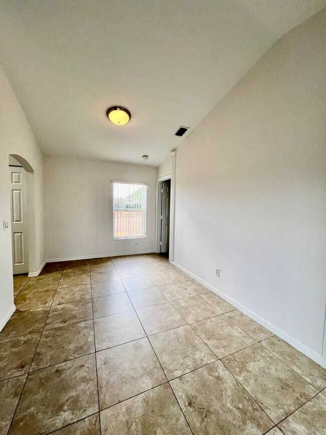 Building Photo - 3 Bedroom 2 Bath in Torino