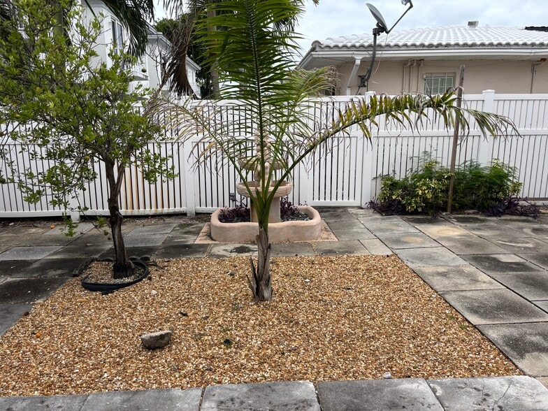 back yard - 1017 N 16th Ct