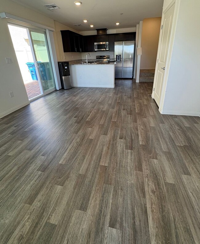Building Photo - 2 Bedroom Townhouse in North Las Vegas