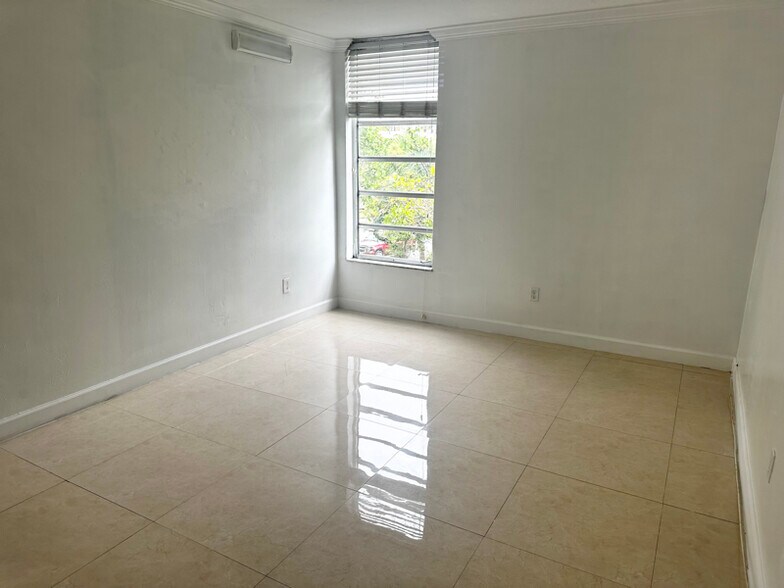 Building Photo - 8840 Fontainebleau Blvd