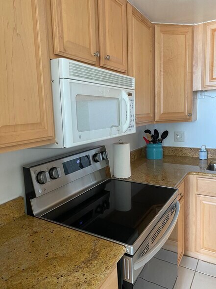 kitchen - 140 Seaview Ct