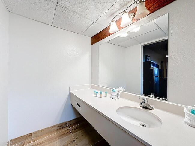 Building Photo - 910 Suemac Rd