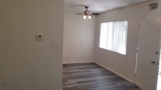 Building Photo - 5302 Comercio Ln