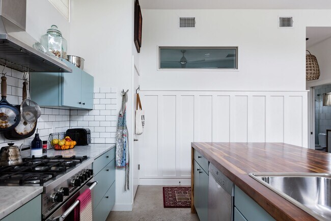 Building Photo - 55 Lynn St