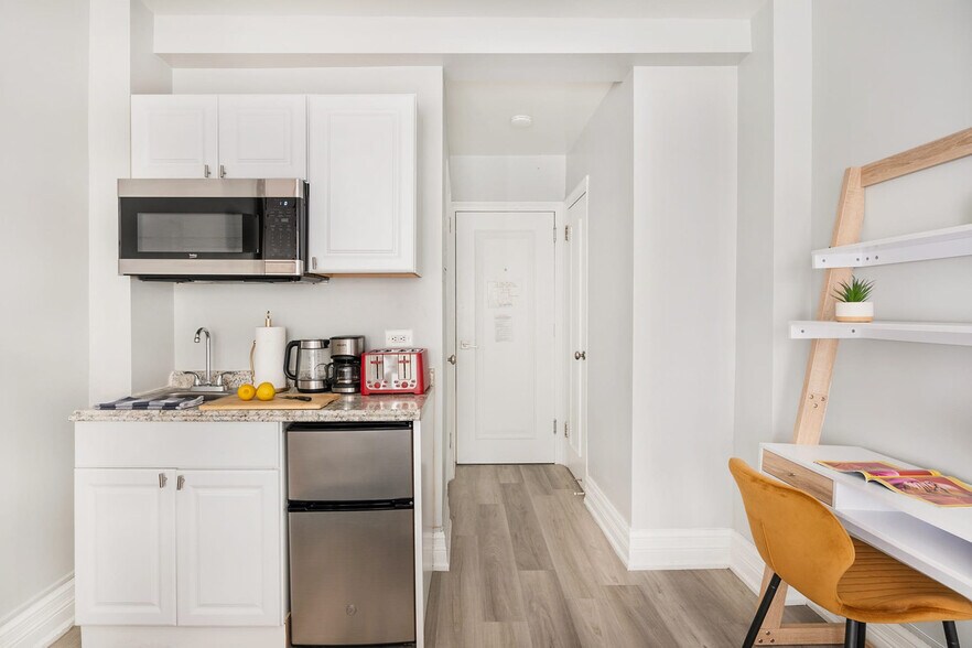 Building Photo - 240 W 73rd St