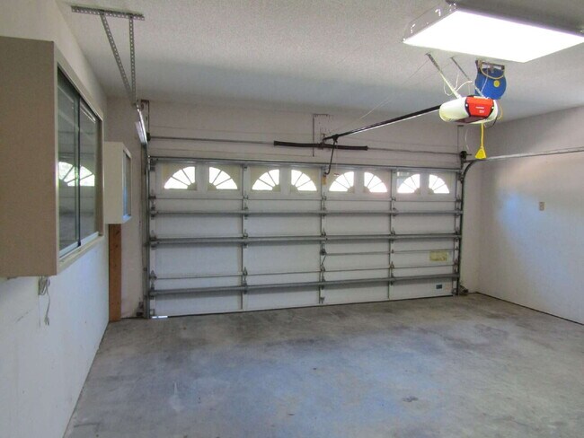 Building Photo - Spacious Oak Meadows Home in Milton with Multiple Living Areas, Fenced Yard & 1/2 Off First Month...