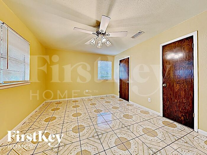 Building Photo - 2405 Laredo Ct