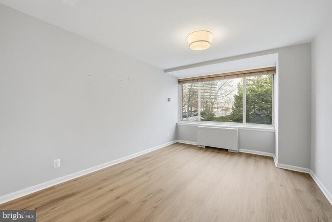 Building Photo - 1210 N Taft St