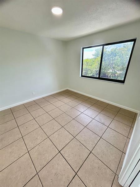 Building Photo - 1401 NE 57th Pl