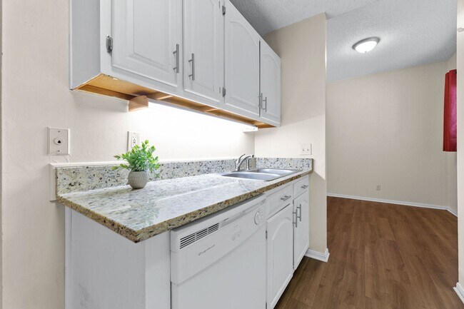 Building Photo - IMMEDIATE MOVE IN: West Campus 2 Bed/2 Bath