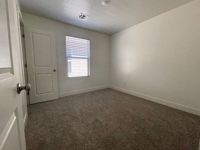 Building Photo - Desert Bluff 4 Bed Home!