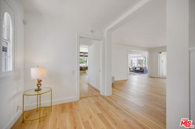 Building Photo - 926 N Alpine Dr