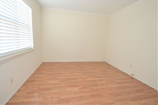 Building Photo - Tara Condos 2 Bed 1 Bath Apt NW 63rd & May...