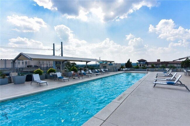 Building Photo - 300 Bowie St