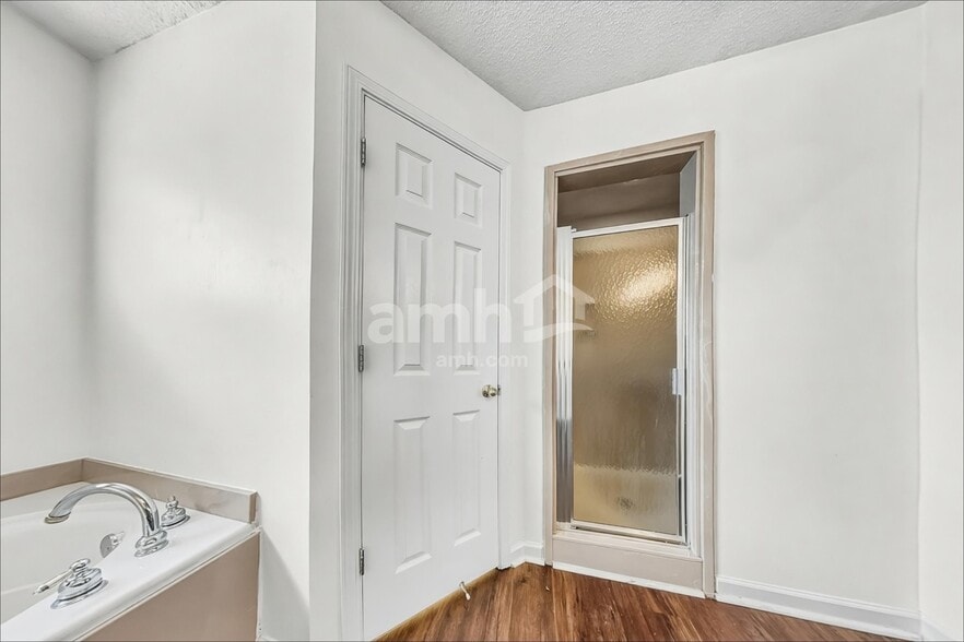 Building Photo - 1466 Far Dr