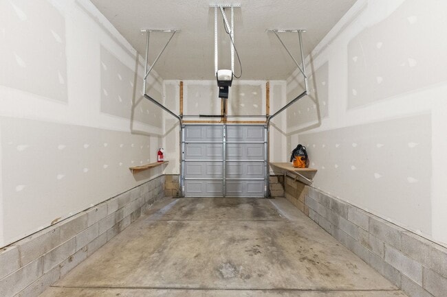 Building Photo - Modern 2-Bed Townhome with Vaulted Master & Private Deck – Prime Columbus Location!