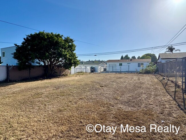 Building Photo - Charming 2-Bedroom Home with Expansive Out...