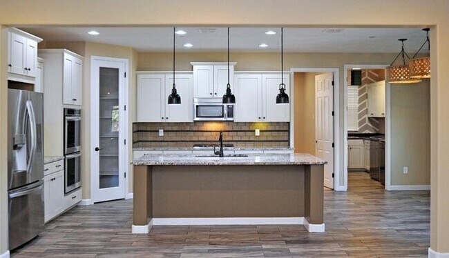Building Photo - Stunning Executive Home (former model) in ...
