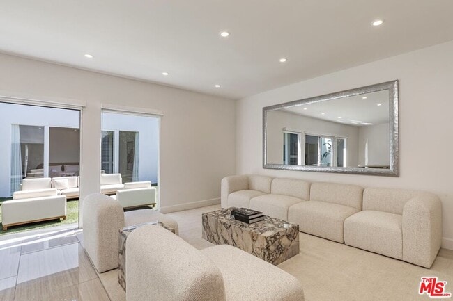 Building Photo - 703 N Maple Dr