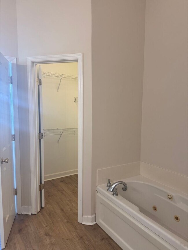 Building Photo - Updated 3 bedroom