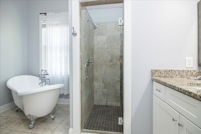 Building Photo - Beautiful 3/2.5 w/ Office Minutes From Airport and Woodward Academy!