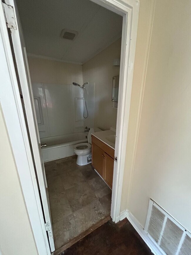 Building Photo - 3 Bedroom home central air and heat