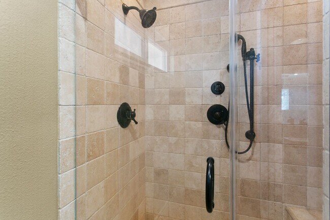 Building Photo - Remodeled Huntington Home!