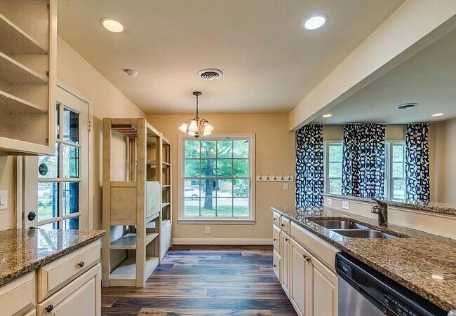 Building Photo - 4902 Valley Oak Dr