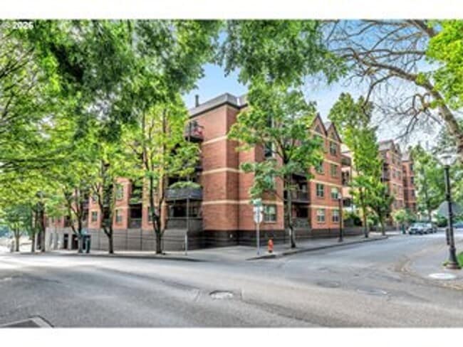 Building Photo - 1500 SW Park Ave