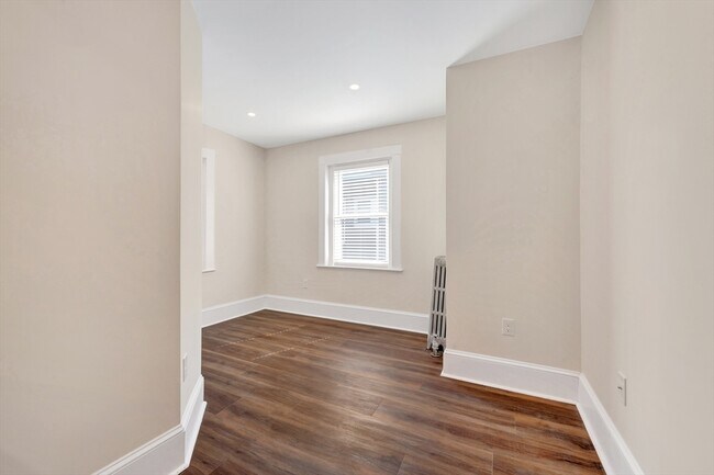 Building Photo - 105 School St