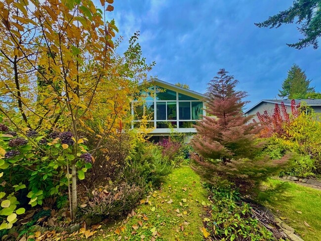 Building Photo - ***MOVE IN SPECIAL!!!*** Fully Furnished 4-bedroom, 2-bath home with Beautiful Backyard in Renton