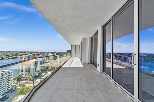 Building Photo - Stunning High-Rise Condo with Ocean Views | Prime Beach Location