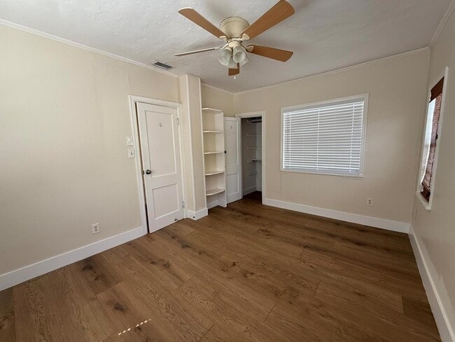 Building Photo - 359 Greenbriar Dr