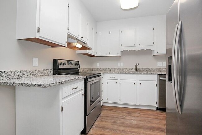 Building Photo - Updated 2BD/1.5BA Hickory Townhome