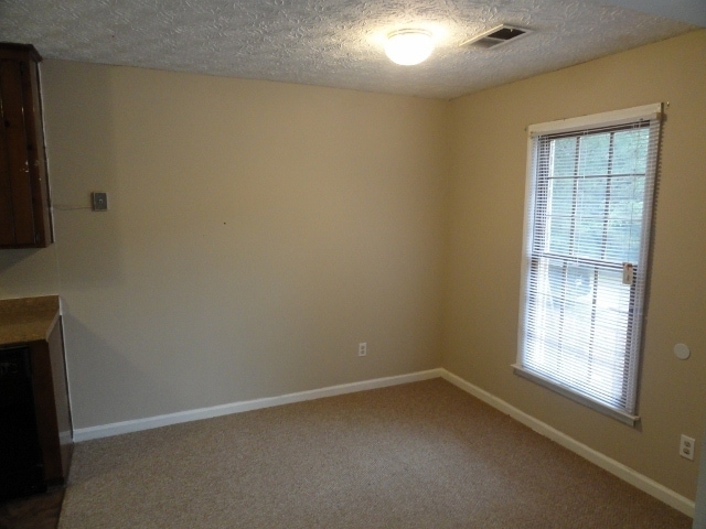 Building Photo - 2870 Lakemont Dr SW