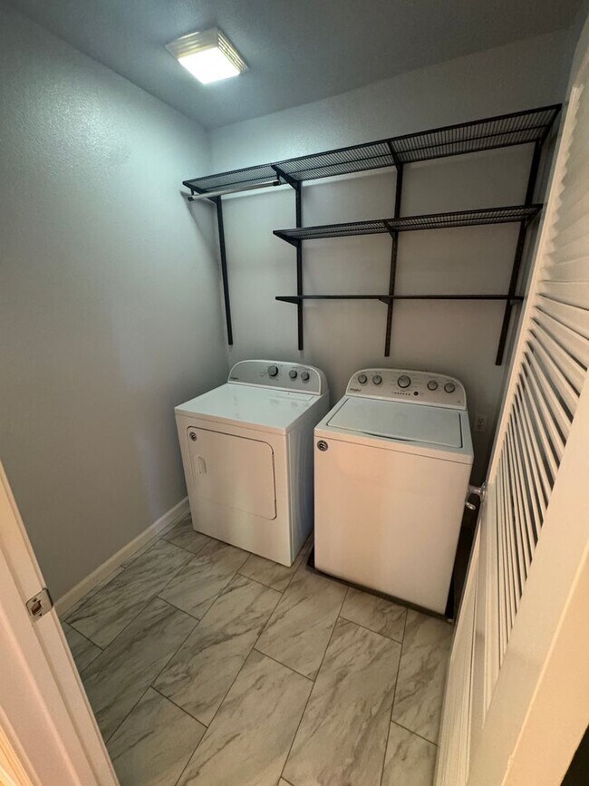 Building Photo - 2 bedroom | 2 bathroom | Upstairs loft | L...