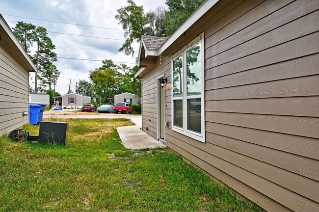 Building Photo - 11550 Persimmon St