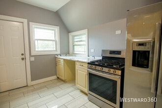 Building Photo - 7527 S Stewart Ave