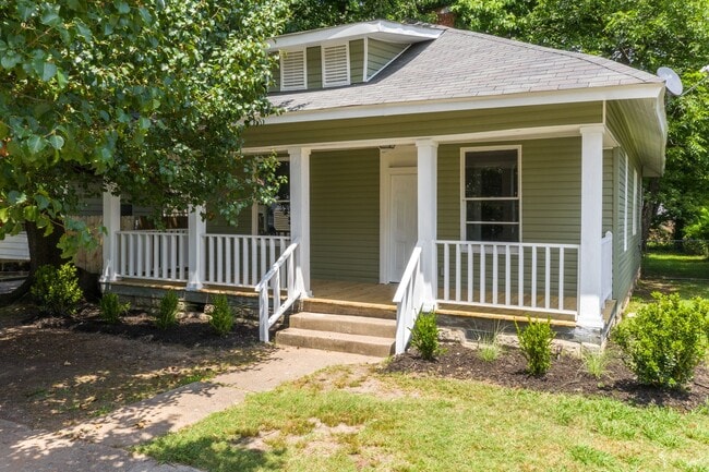 Building Photo - Charming & Renovated Two Bedroom Home