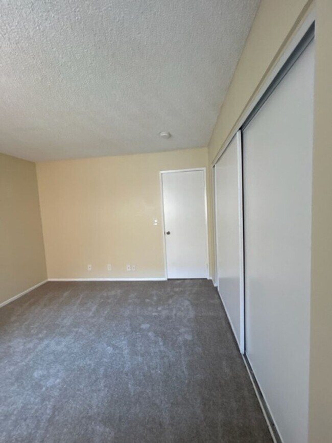 Building Photo - SPACIOUS 2 BDRM, 2 BA WITH HIGH CEILING!
