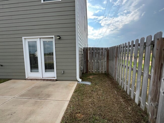 Building Photo - 6120 Beadlow St