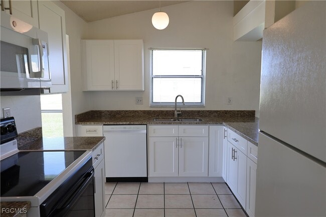 Building Photo - 1733 NE 7th Pl