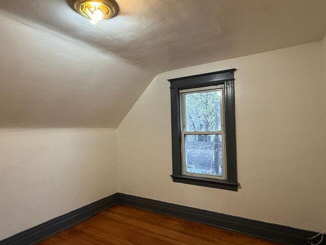 Building Photo - NICE 3 BEDROOMS WITH FULL BATH MOVE-IN READY!