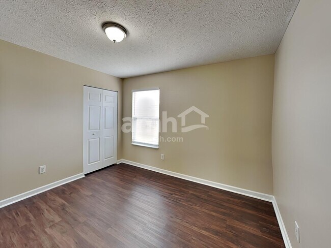 Building Photo - 90 Knights Bridge Dr N