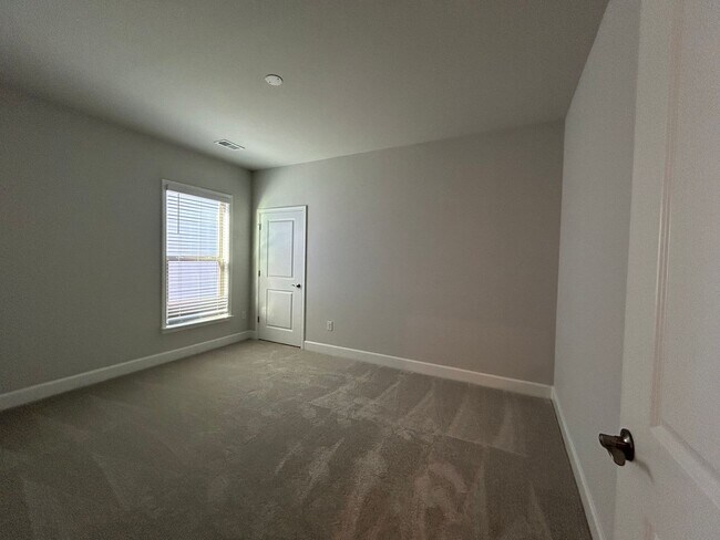 Building Photo - 450 Bandon Wy