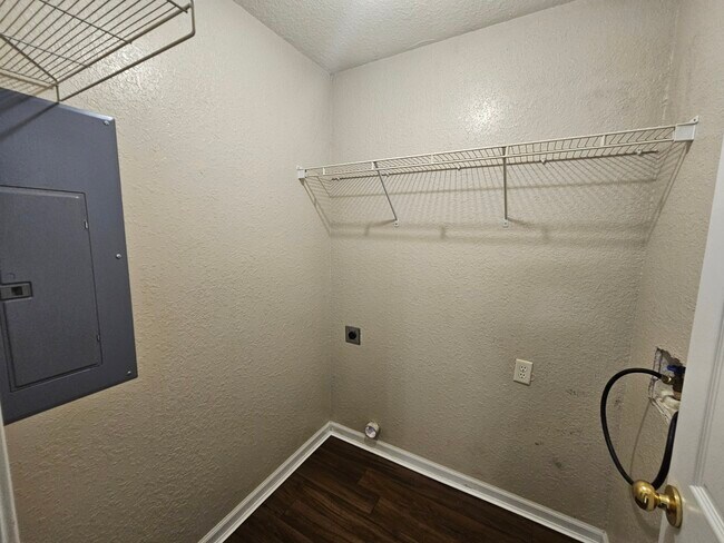 Building Photo - 107 Lively Oaks Dr