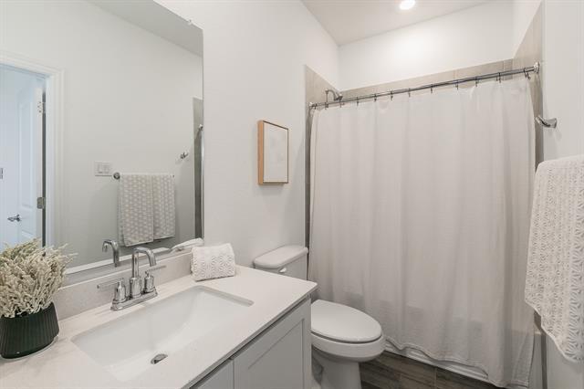 Building Photo - 2549 Birchcrest Dr