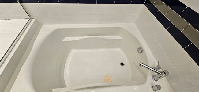 Building Photo - Congress Park High Rise Living! Huge Main Floor 2 Bed 2 Bath