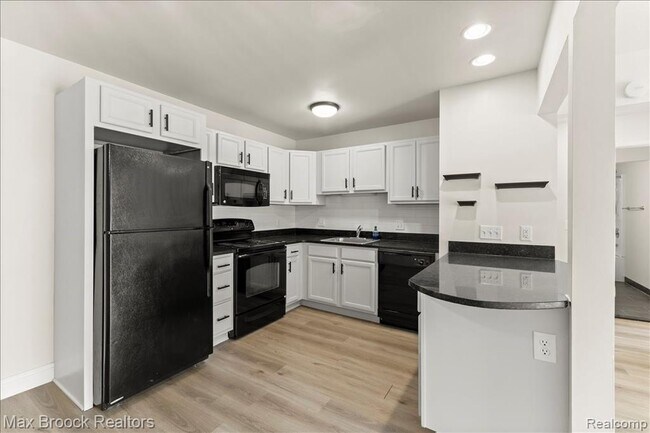 Building Photo - 2425 Torquay Ave